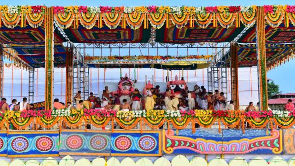 ସୁସଜ୍ଜିତ ସ୍ନାନବେଦୀର ଏକ ଝଲକ୍