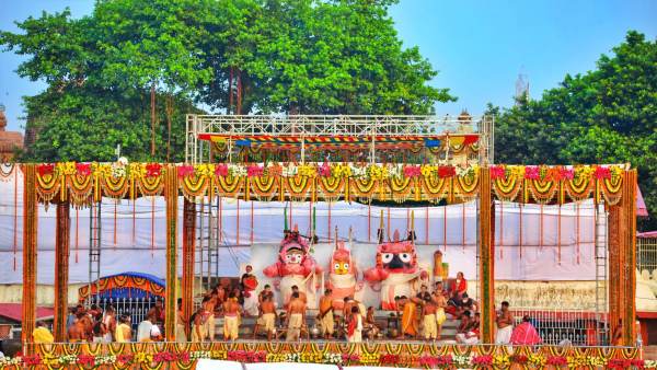 ସୁସଜ୍ଜିତ ସ୍ନାନବେଦୀର ଏକ ଝଲକ୍