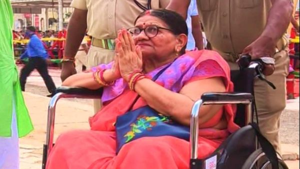 ହ୍ୱିଲଚେୟାରରୁ ହାତଯୋଡିଲା ଭକ୍ତ